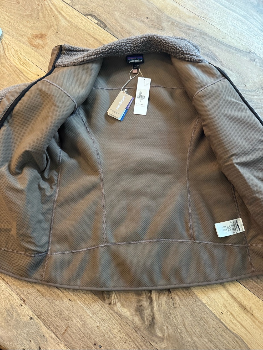 Patagonia -Woman’s Classic Retro-X Sherpa Jacket - Picture 3 of 5